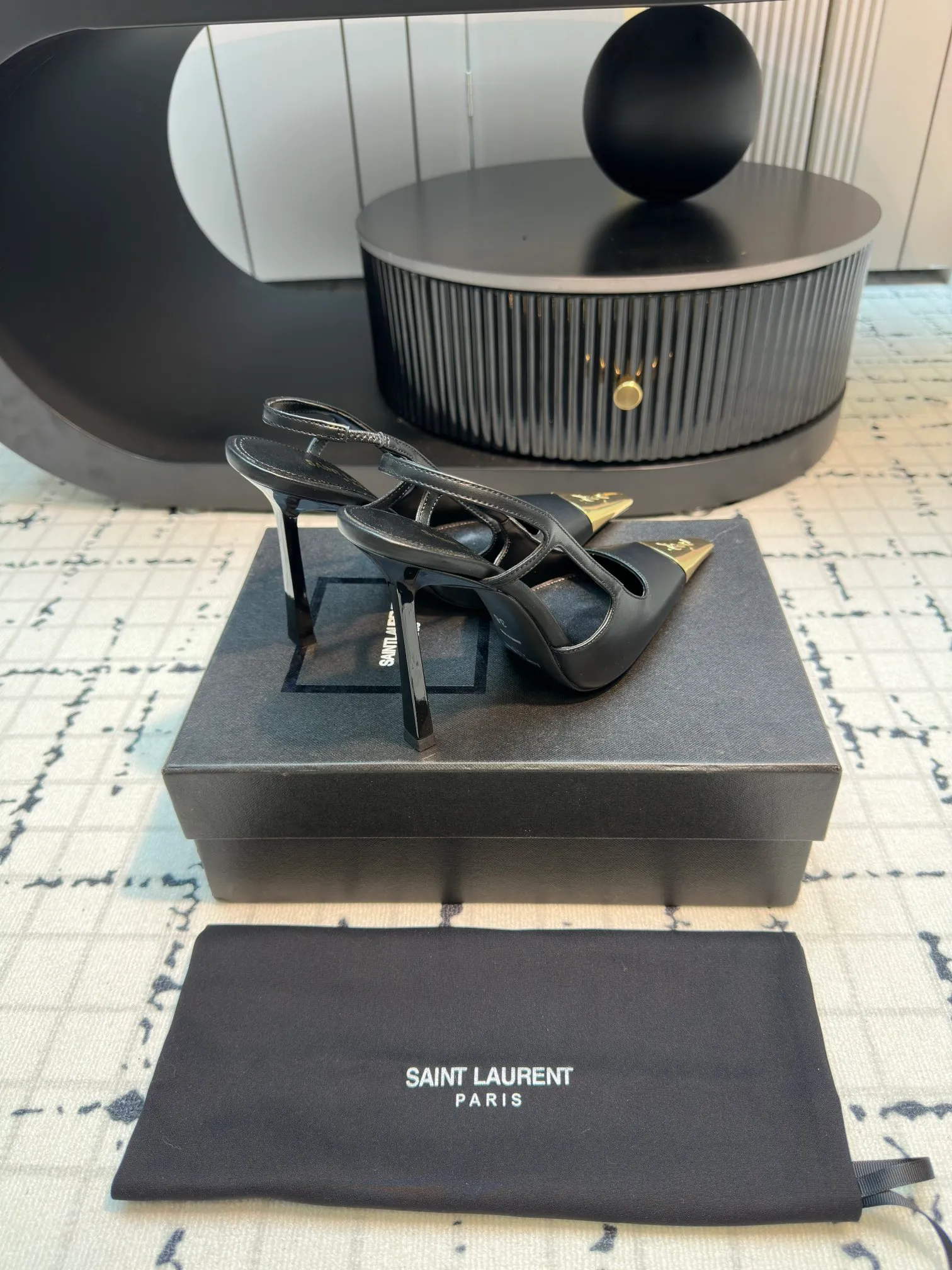 👟👟Ex-factory price 560👟👟 laurent 2025 spring and summer new YSL small gold-toed high heels, very stable on the foot, super heeling, feel free to buy! The heel is custom-made from a new mold. It is an exclusive heel. The height is the same as the original one to distinguish various incorrect versions! High-end sexy, ysl still understands women best❤️ Upper: Silk Lining: Sheepskin Sole: Italian genuine leather outsole Size: 35/40 (40 is custom-made and cannot be returned or exchanged)